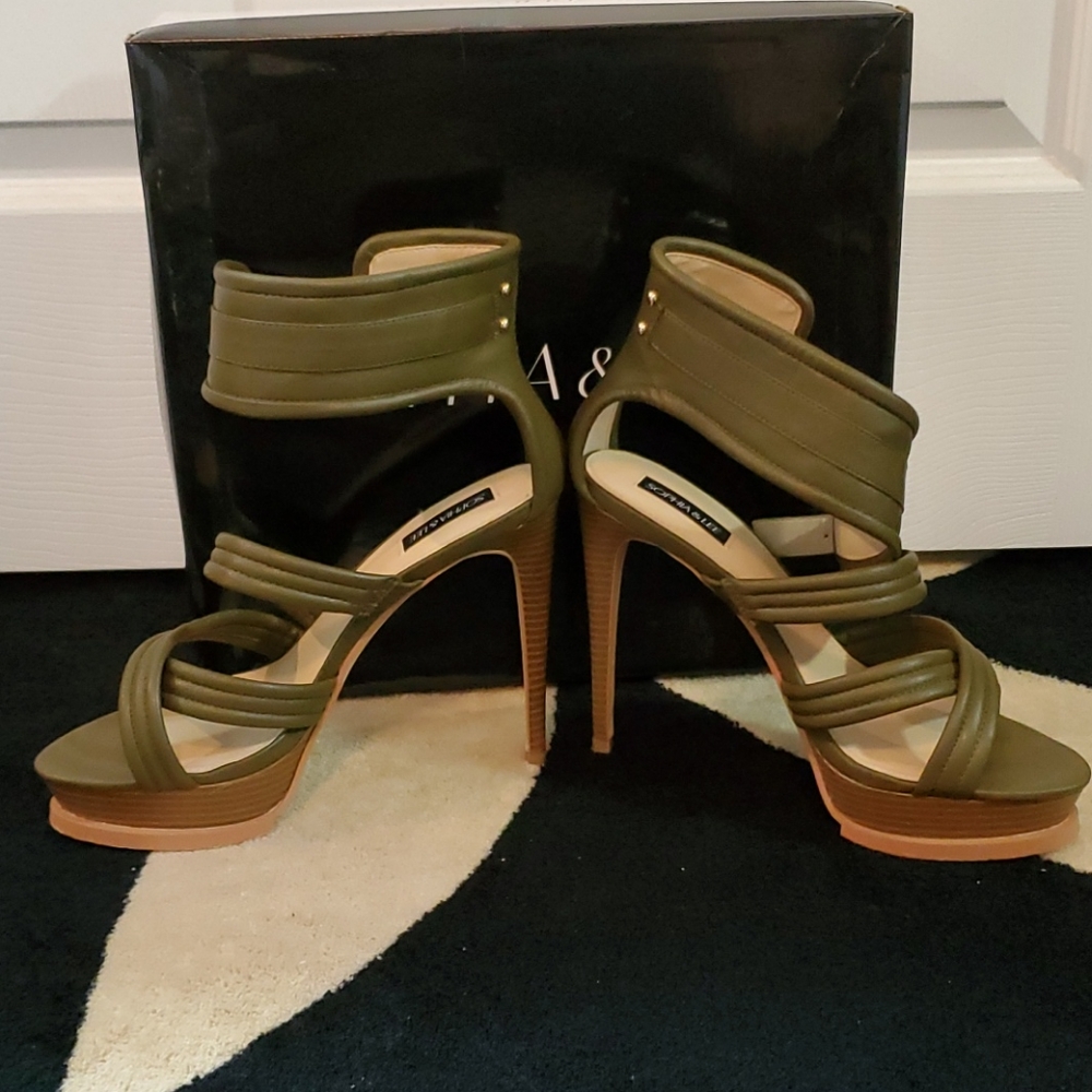 Heels - Picture 2 of 3